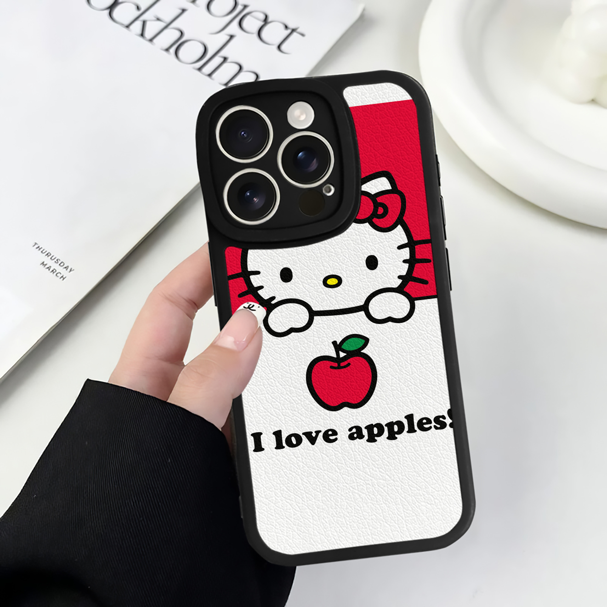 （画像用） Hello Kitty ハローキティ 【iPhone 16シリーズ対応】シリコンスマホケース（レザー調） 材質：シリコン